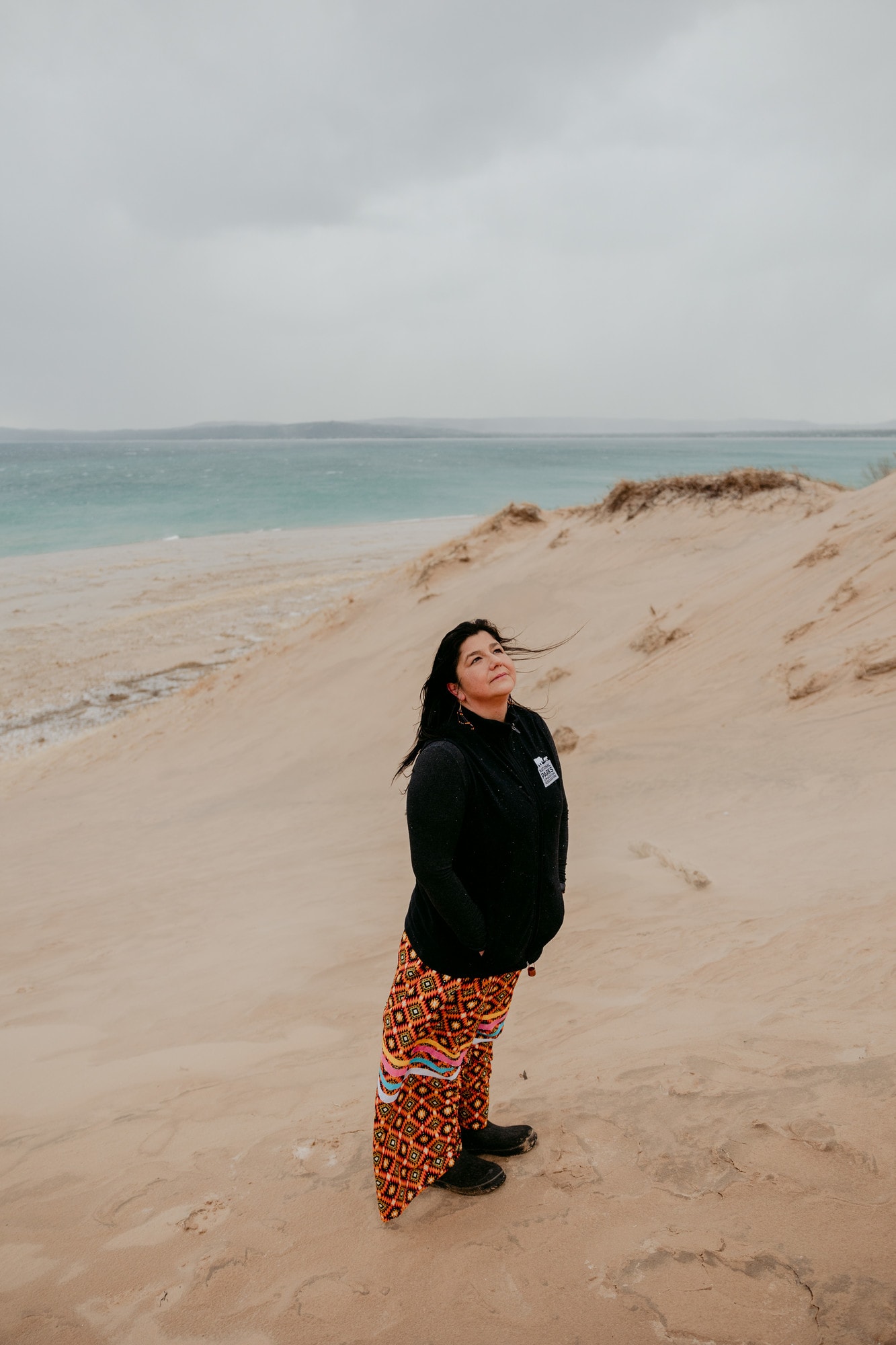RS78878_TMagWomensIssue-5-lpr Kira Davis on the beach enjoying the wind
